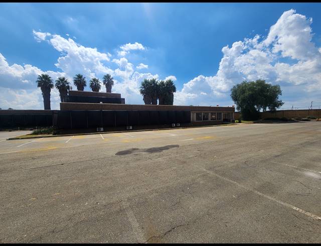330M² WAREHOUSE TO LET IN ROODEKOP